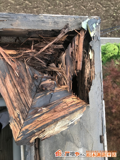 塩尻市ベランダ改修工事　既存ベランダ手すり下地木材腐食でボロボロ